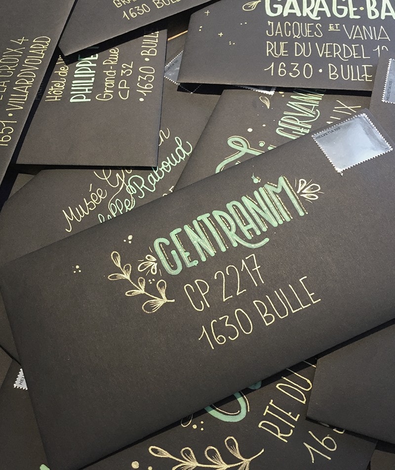 Lettering et calligraphie sur enveloppes