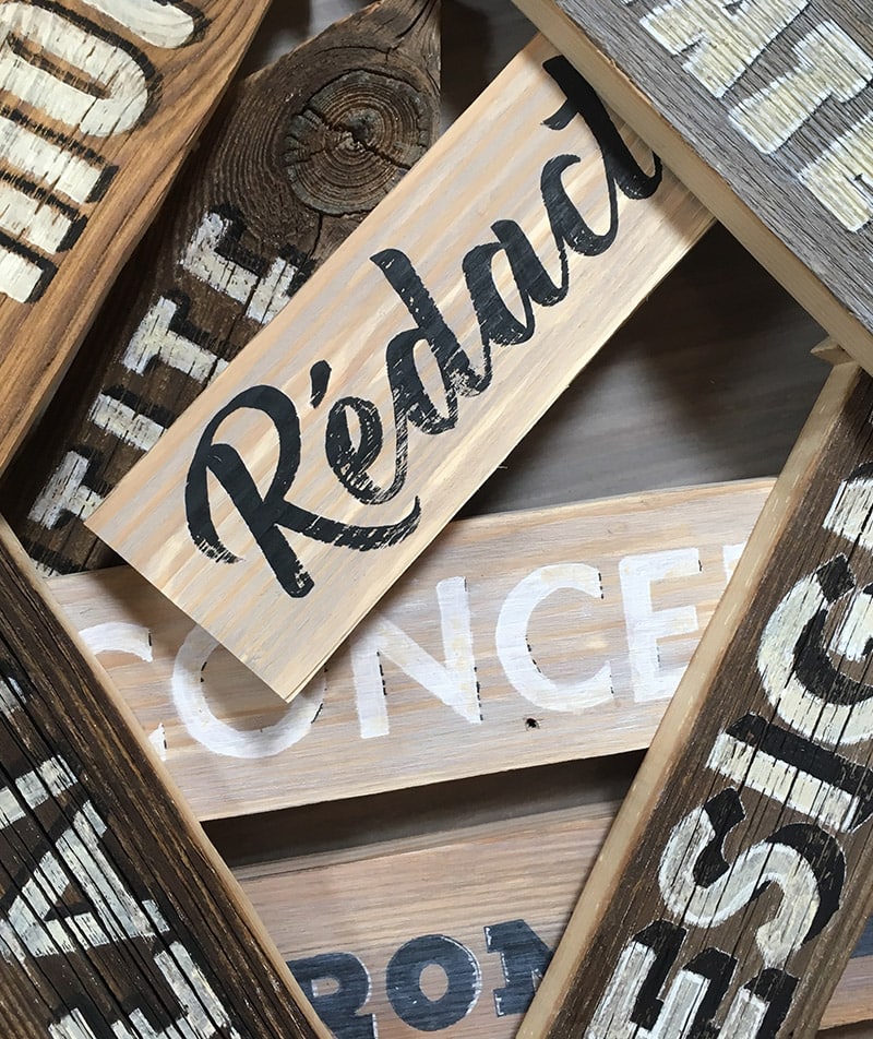 Flèches signalétiques en vieux bois avec lettres peintes à la main
