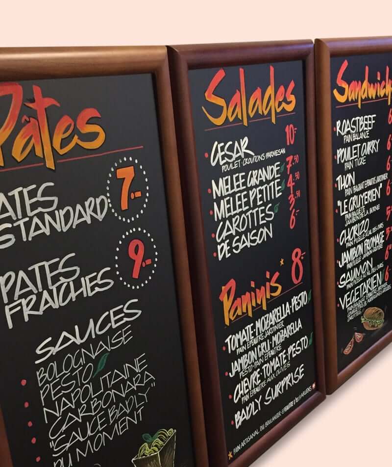 Tableaux noir de menu pour restaurants avec calligraphie et illustrations sur mesure