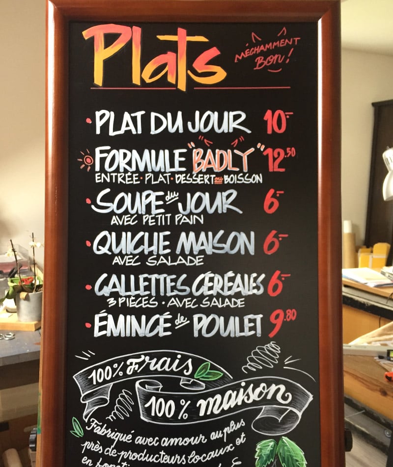 Lettering sur tableaux noir de menu pour restaurants avec calligraphie et illustrations sur mesure