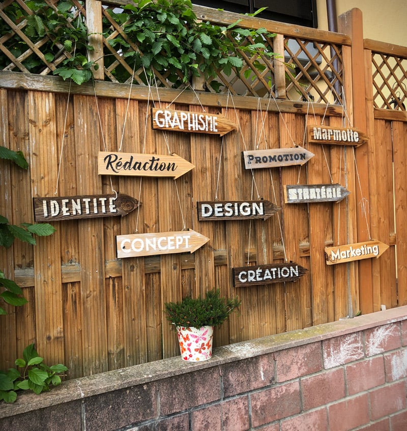 fleche-signaletique-vieux-bois-lettering-peintre en lettres