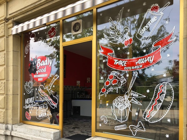 Peinture en lettre sur vitrine et lettering