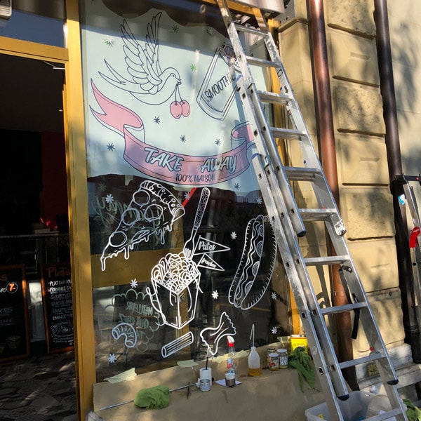 Peinture en lettre sur vitrine et lettering