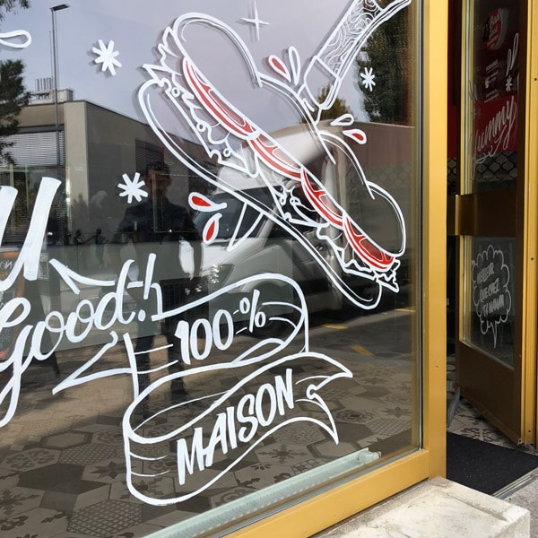 Peinture en lettre sur vitrine et lettering